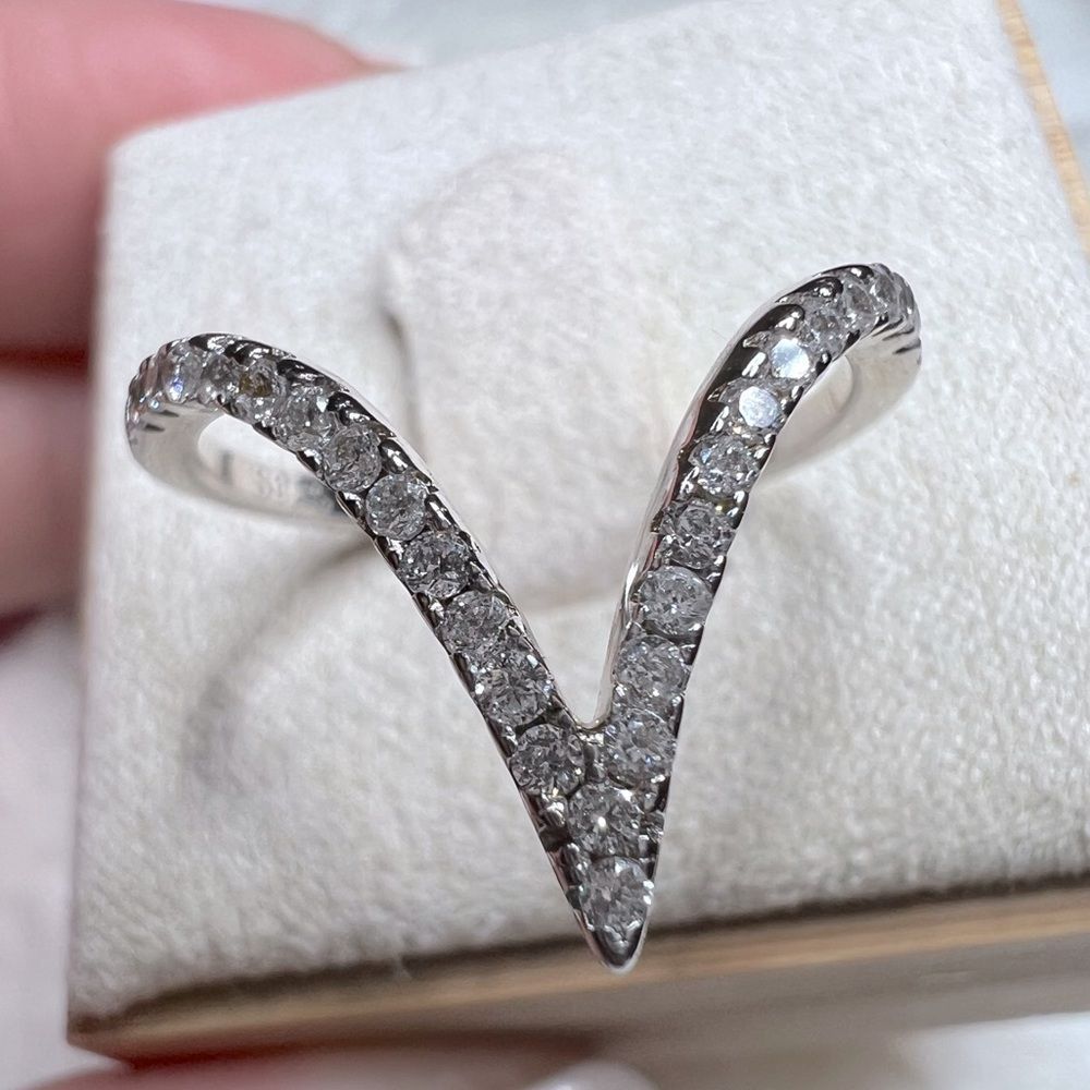 V paved diamond ring